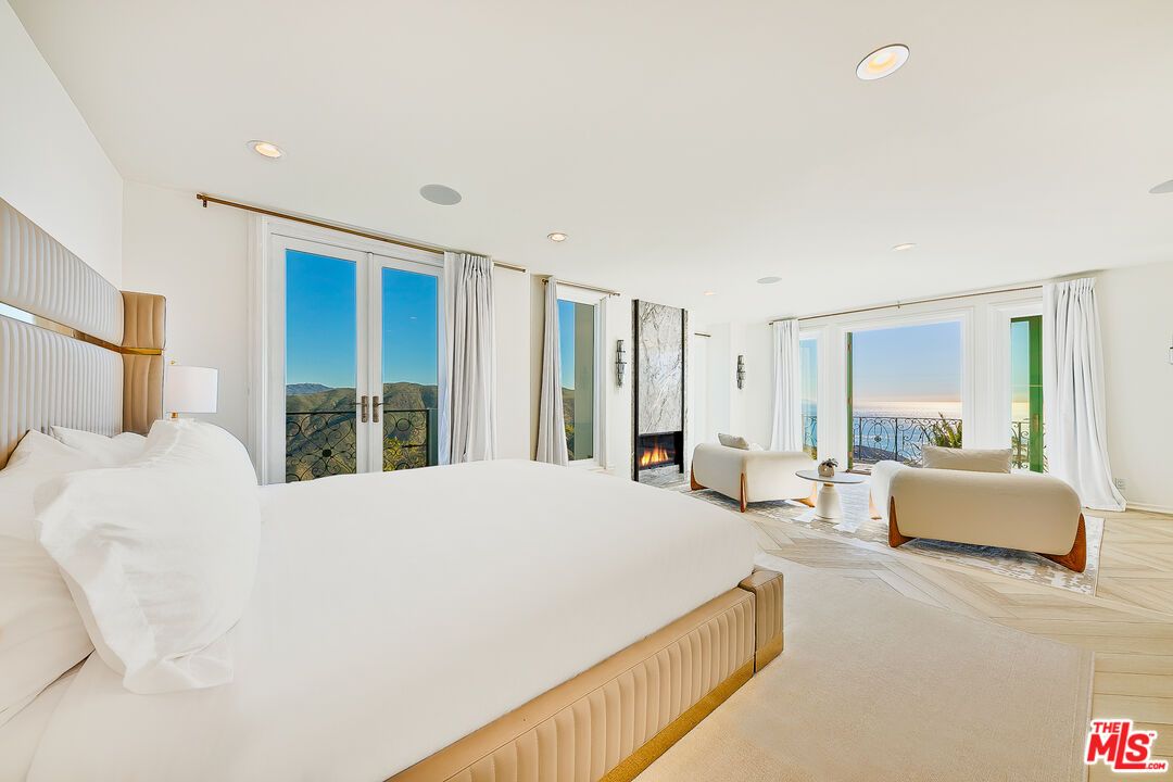 Bedroom, Fireplace, Interior, Recessed Lighting, Water