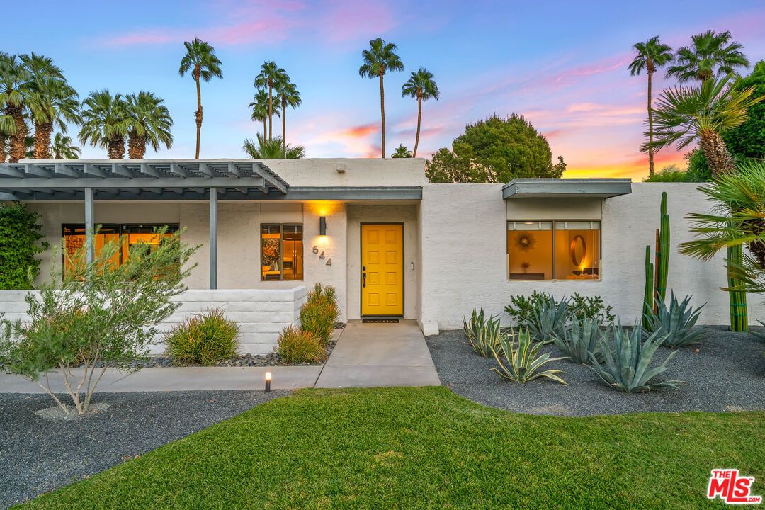 Exterior, Facade, Ranch