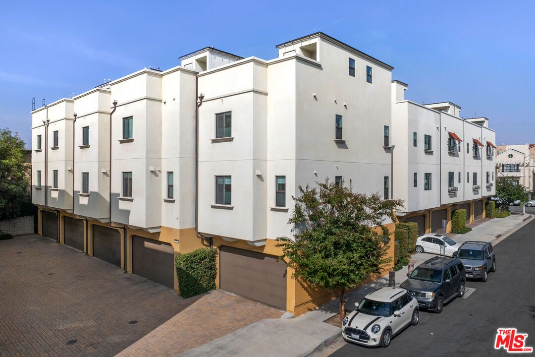 Attached, Exterior, Facade, Rowhouse