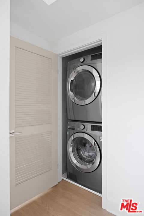 Interior, Utility Closets, Washer, Wood Texture Flooring