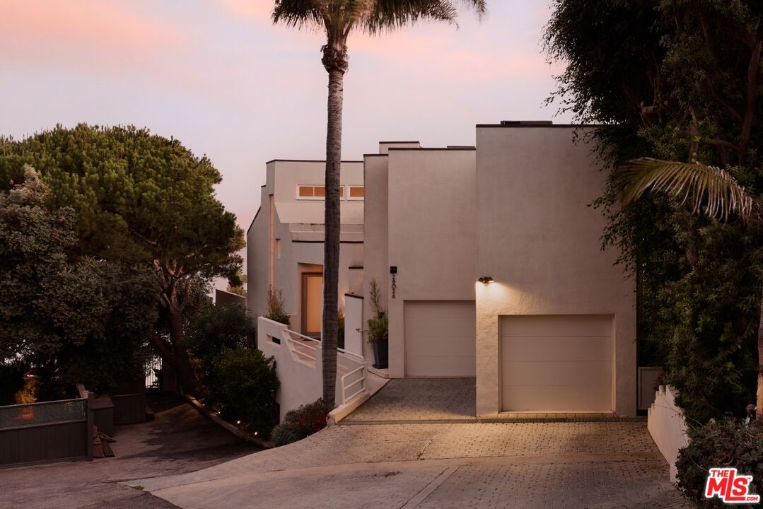 Attached, Exterior, Facade, Modern