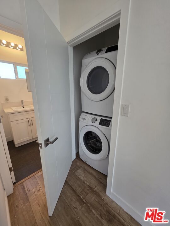 Interior, Utility Closets, Washer, Wood Texture Flooring