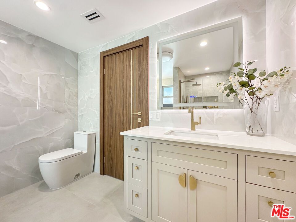 Bathroom, Interior, Recessed Lighting