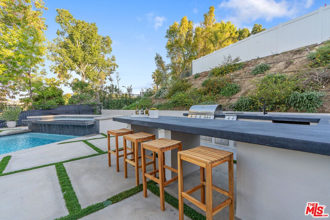 Exterior, Outdoor Kitchen, Pool