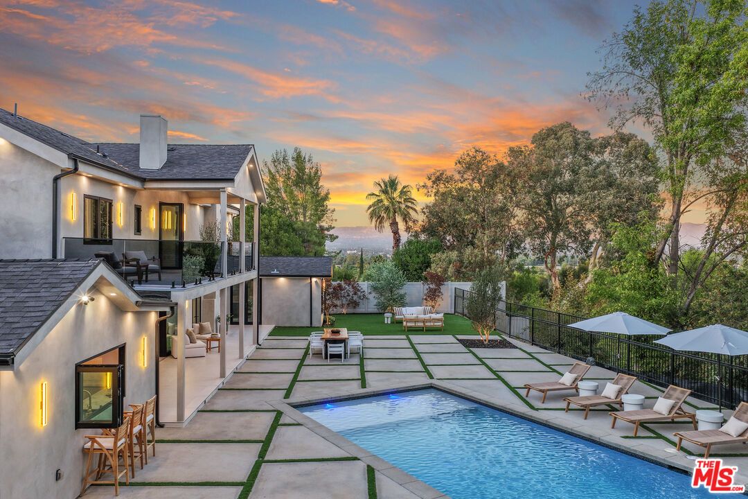 Exterior, Outdoor Kitchen, Pool, Water