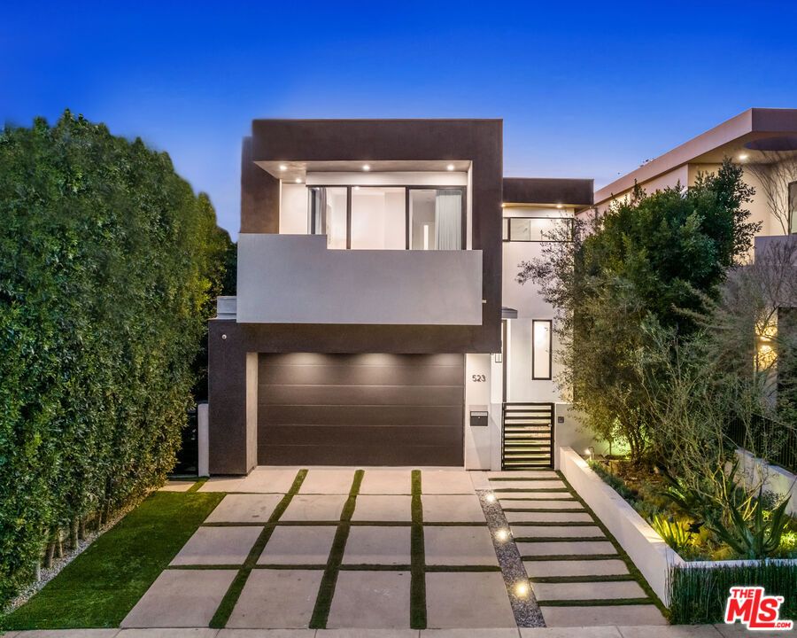 Attached, Exterior, Facade, Modern