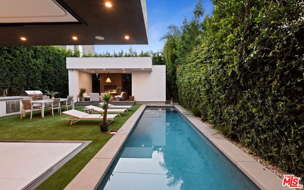 Exterior, Outdoor Kitchen, Pool