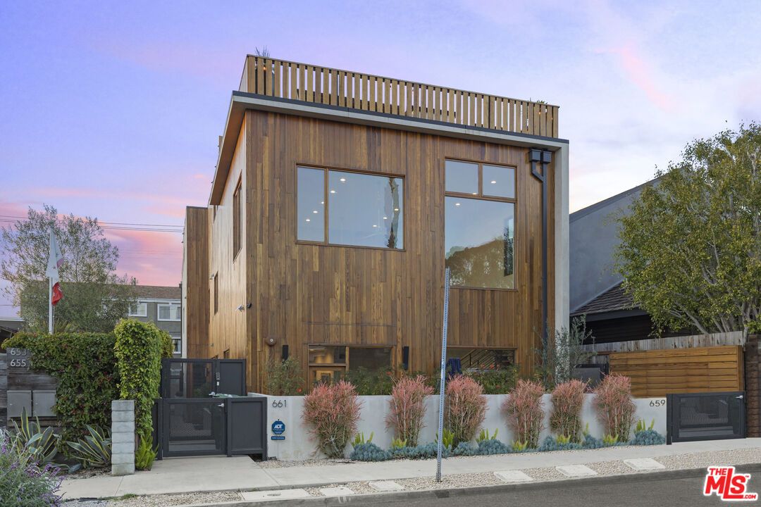 Exterior, Facade, Modern