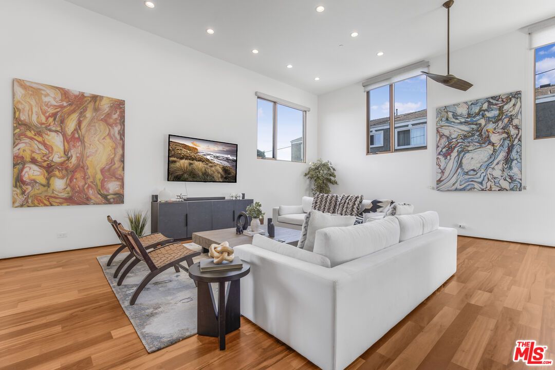 Interior, Living room, Pendant Lights, Recessed Lighting, Wood Texture Flooring