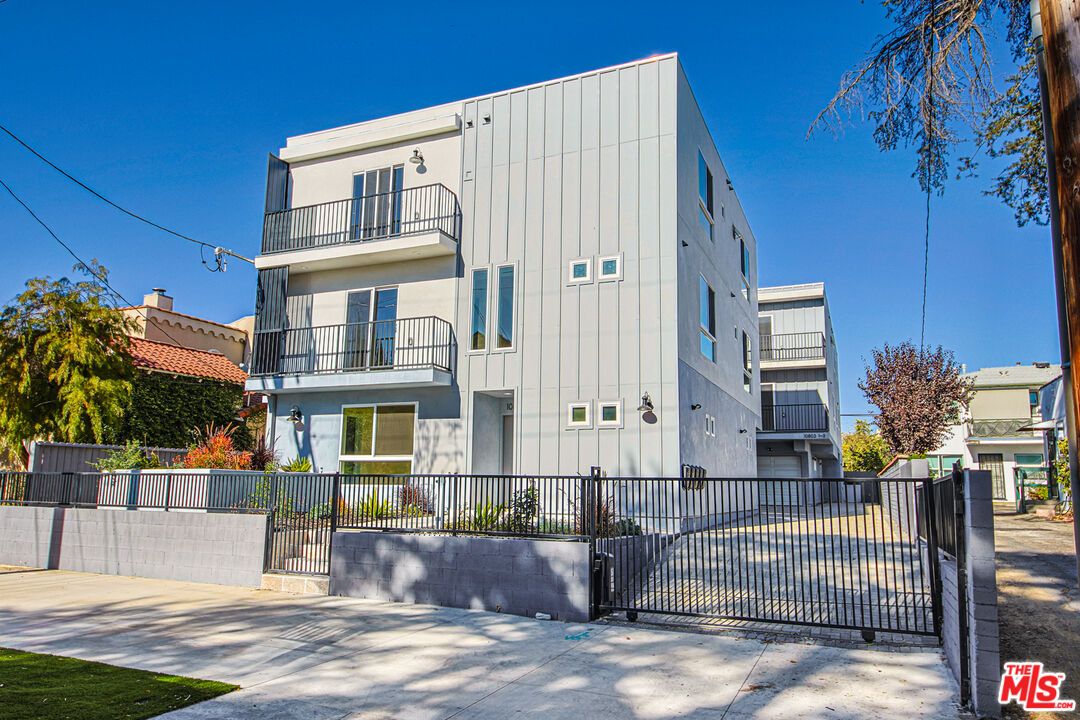 Exterior, Facade, Modern