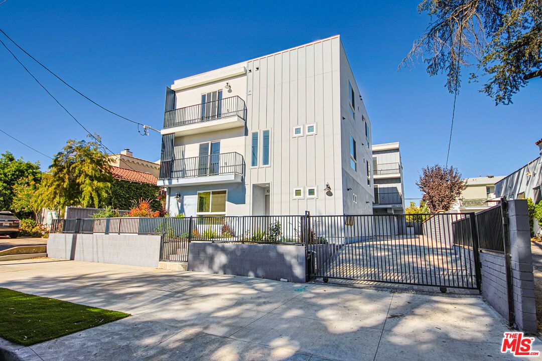 Exterior, Facade, Modern