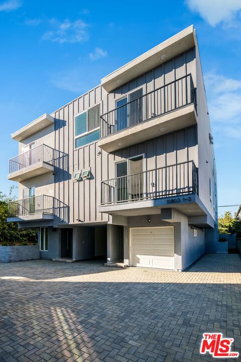 Attached, Exterior, Facade, Modern