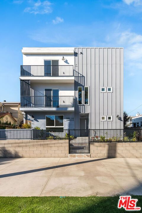 Exterior, Facade, Modern