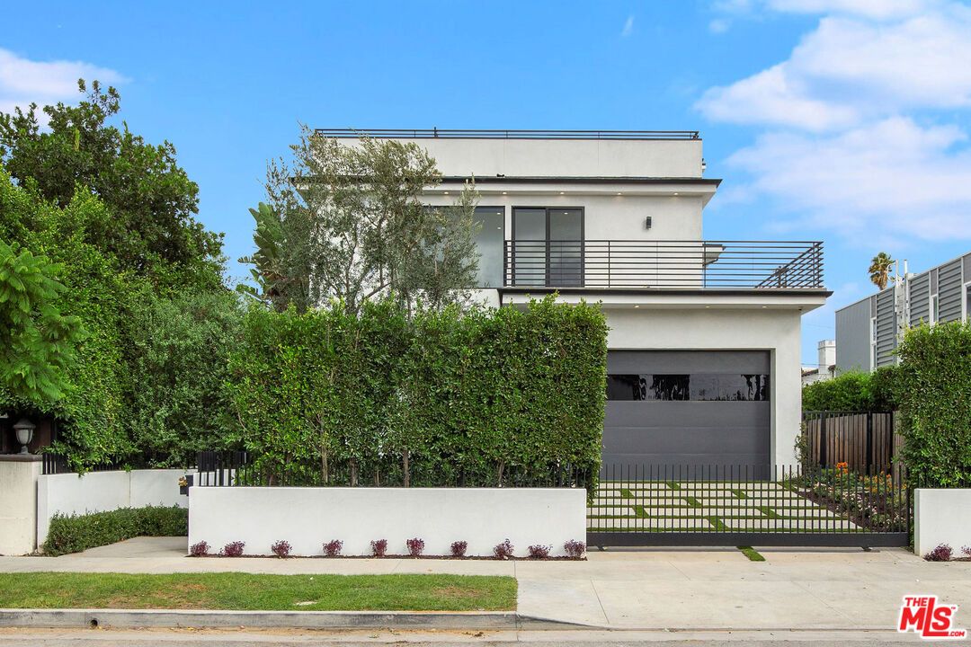 Attached, Exterior, Facade, Modern