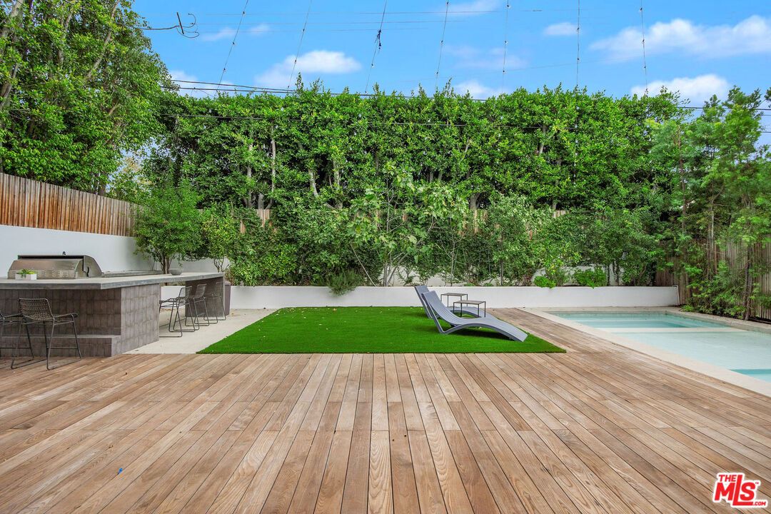 Exterior, Outdoor Kitchen, Pool