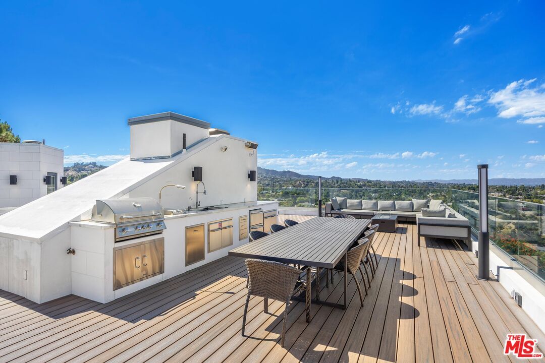 Exterior, Outdoor Kitchen