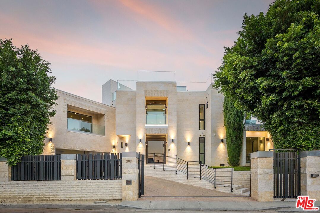 Exterior, Facade, Modern