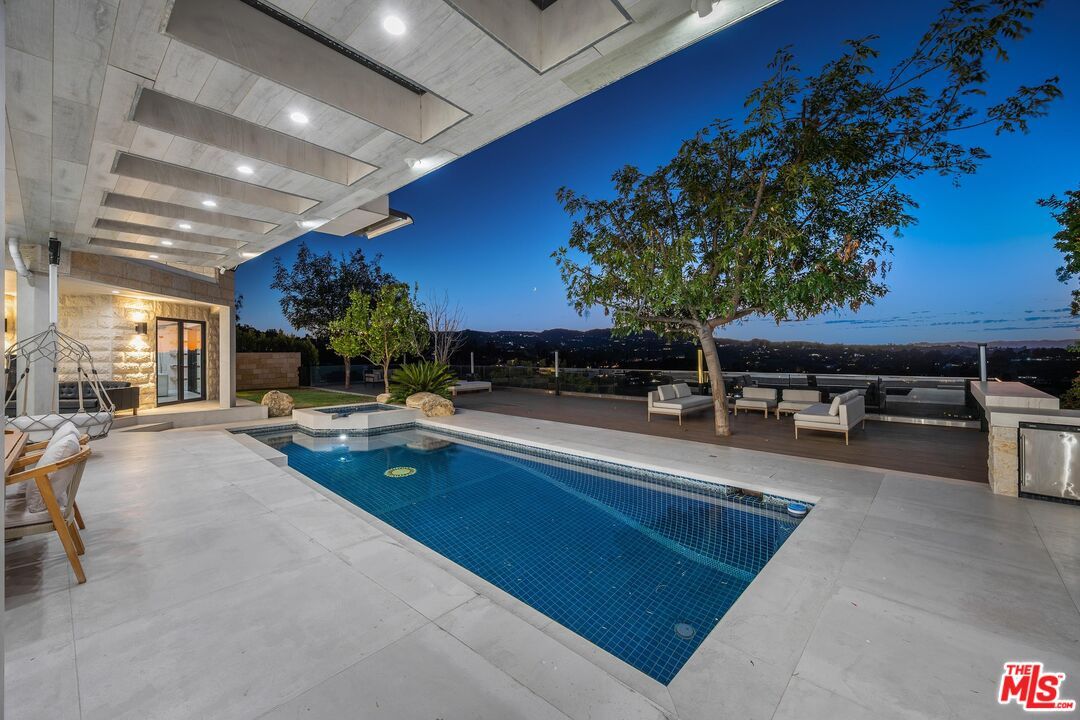 Exterior, Outdoor Kitchen, Pool