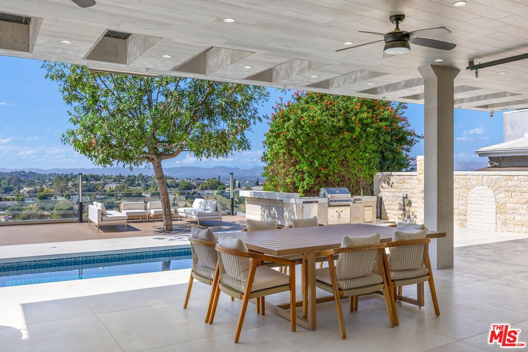 Exterior, Outdoor Kitchen, Pool