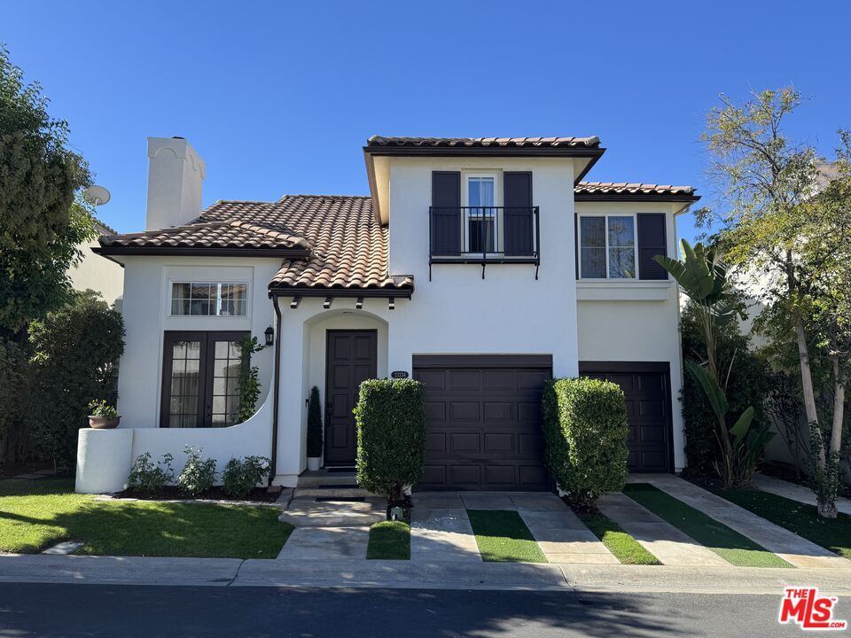 Attached, Exterior, Facade, Mediterranean