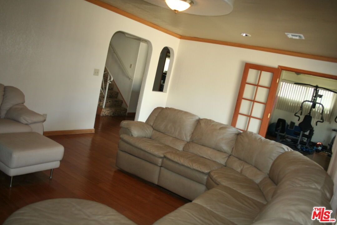 Fitness Equipment, Interior, Living room, Recessed Lighting, Wood Texture Flooring