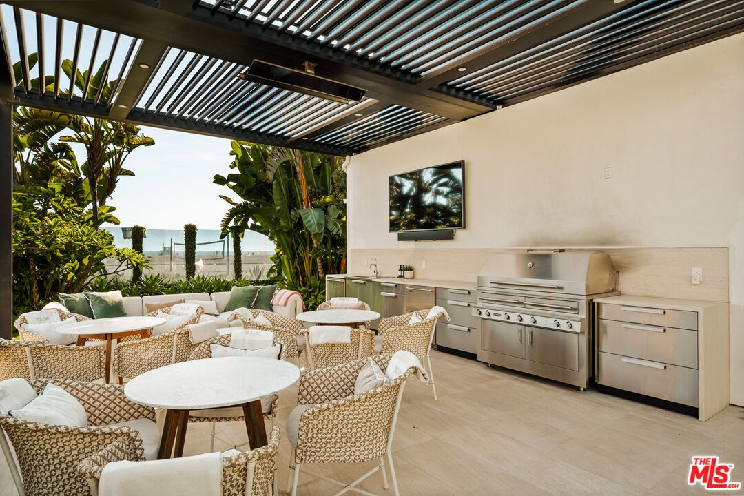 Exterior, Outdoor Kitchen