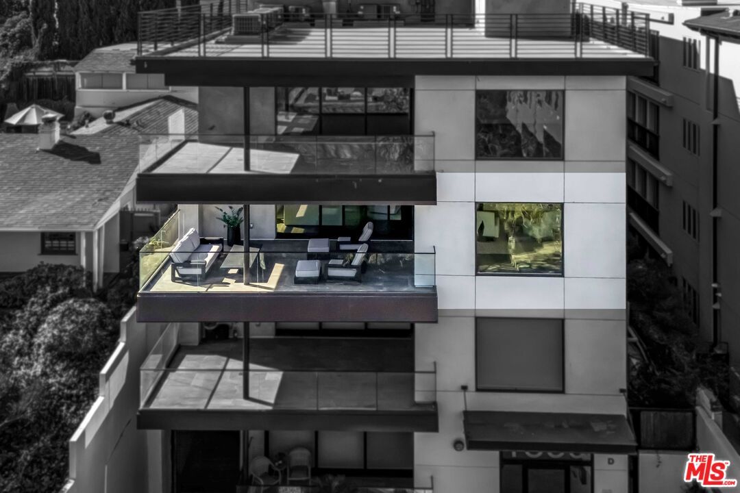 Exterior, Facade, Modern