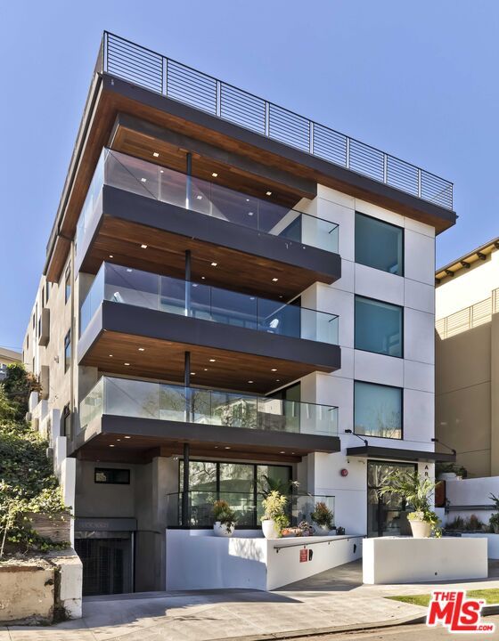 Exterior, Facade, Modern