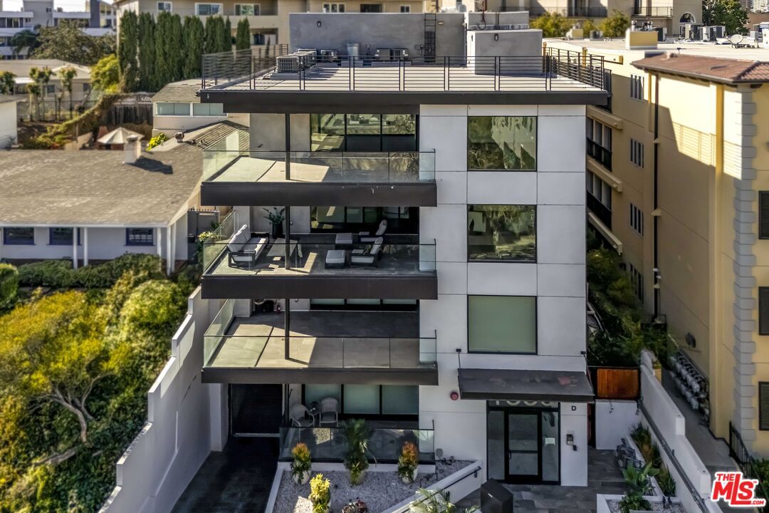 Exterior, Facade, Modern