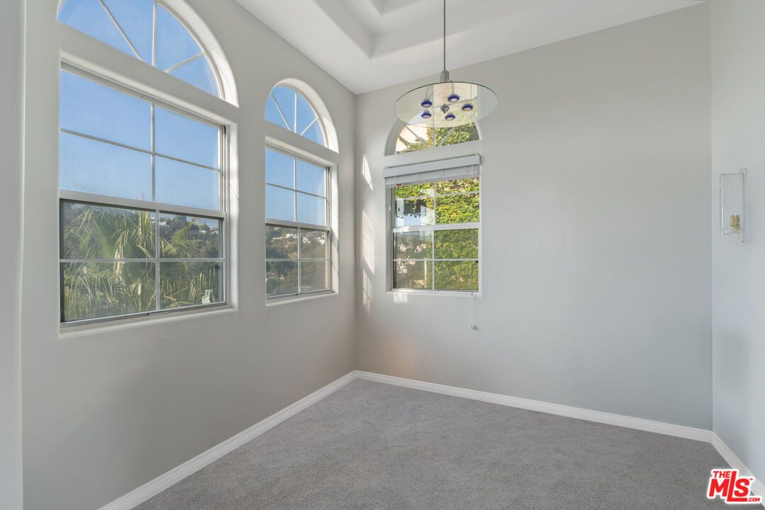 Empty room, Interior, Pendant Lights