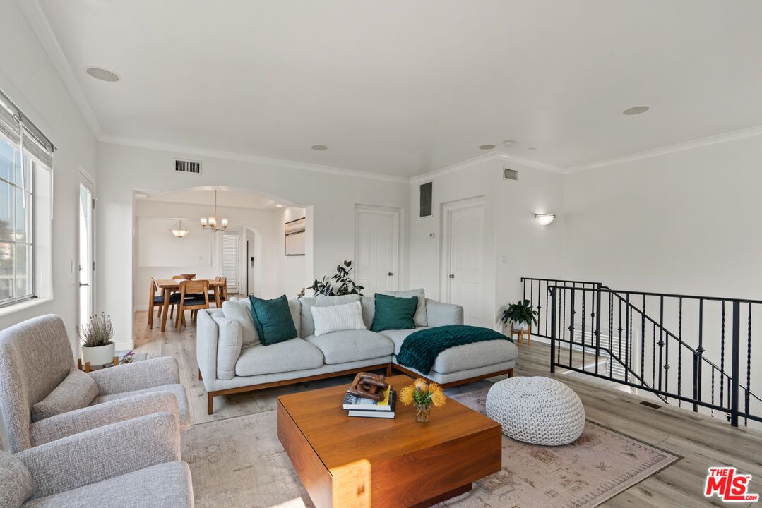 Chandelier, Dining room, Interior, Living room, Pendant Lights, Wood Texture Flooring