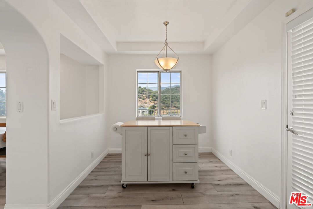 Interior, Pendant Lights, Wood Texture Flooring