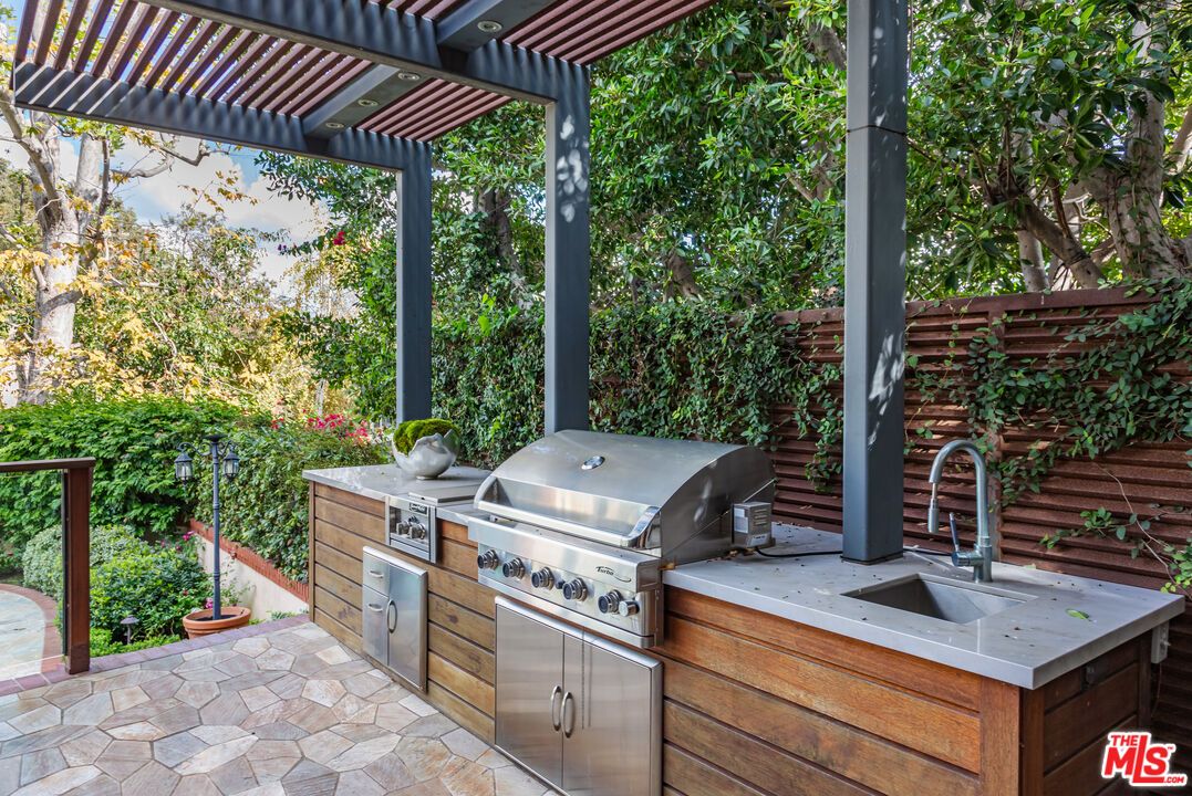 Exterior, Outdoor Kitchen