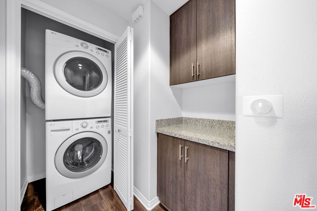 Interior, Utility Closets, Washer, Wood Texture Flooring