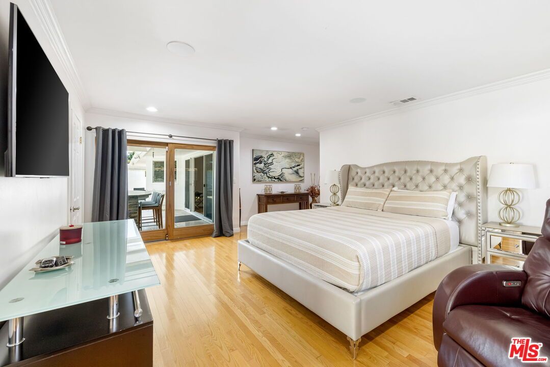 Bedroom, Home Office, Interior, Recessed Lighting, Wood Texture Flooring