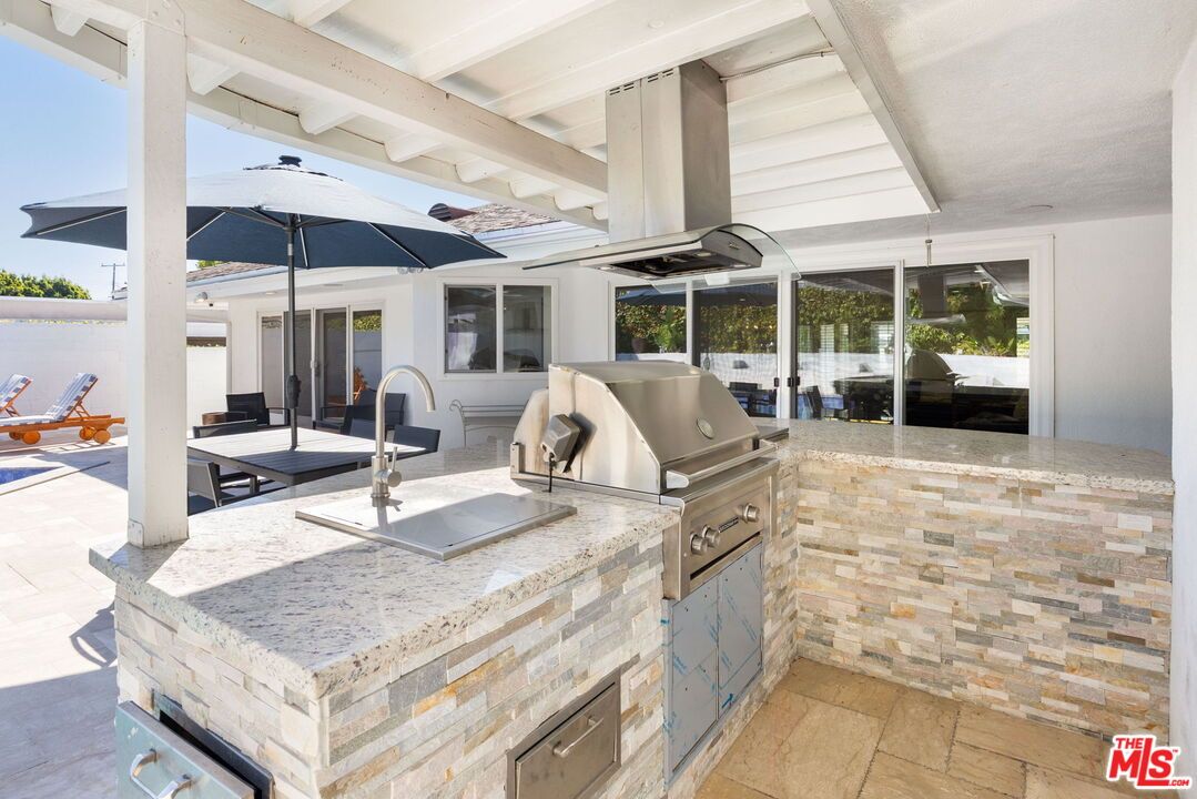 Exterior, Outdoor Kitchen