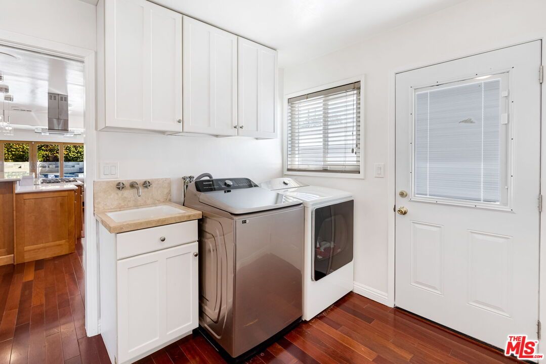 Interior, Washer, Wood Texture Flooring
