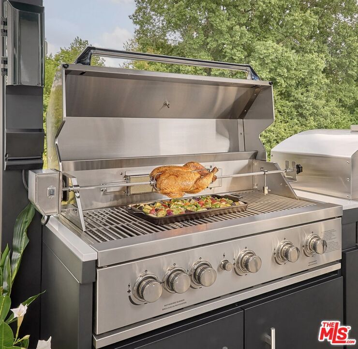 Exterior, Outdoor Kitchen