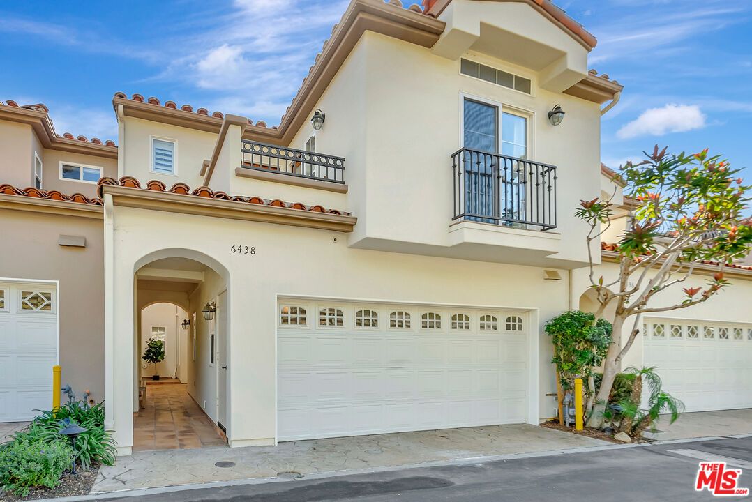 Attached, Exterior, Facade, Mediterranean