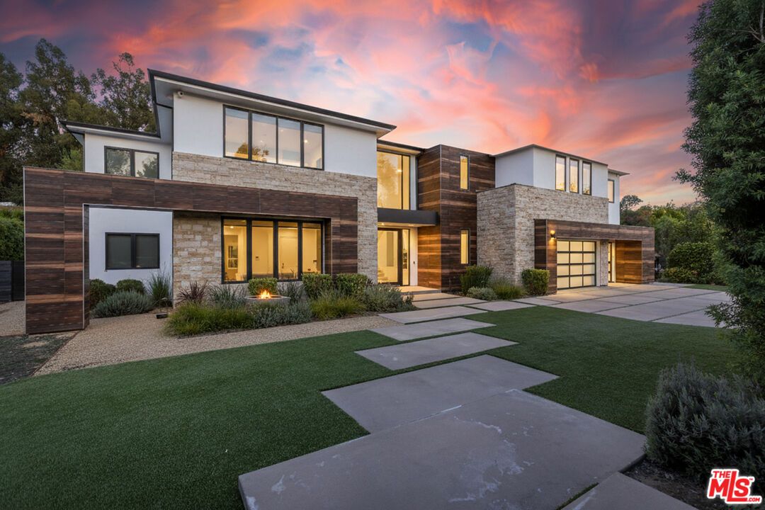 Attached, Backyard, Exterior, Facade, Modern