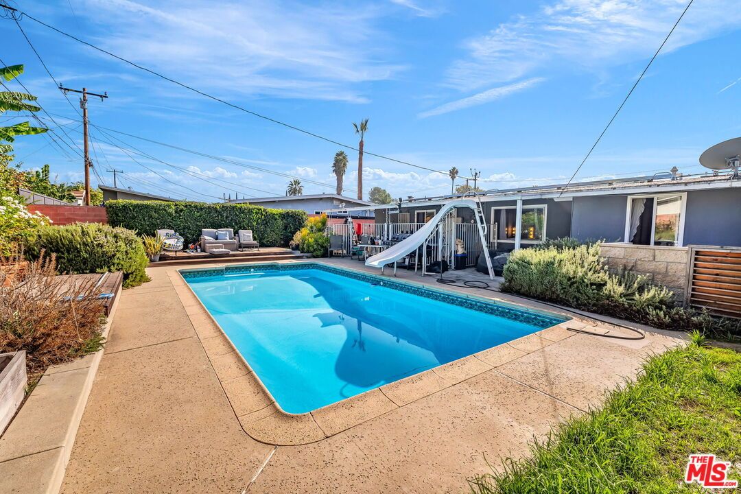 Exterior, Playground, Pool