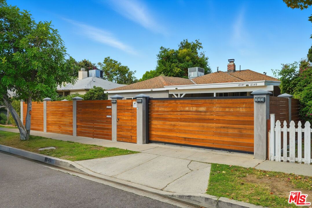 Detached Garage, Exterior