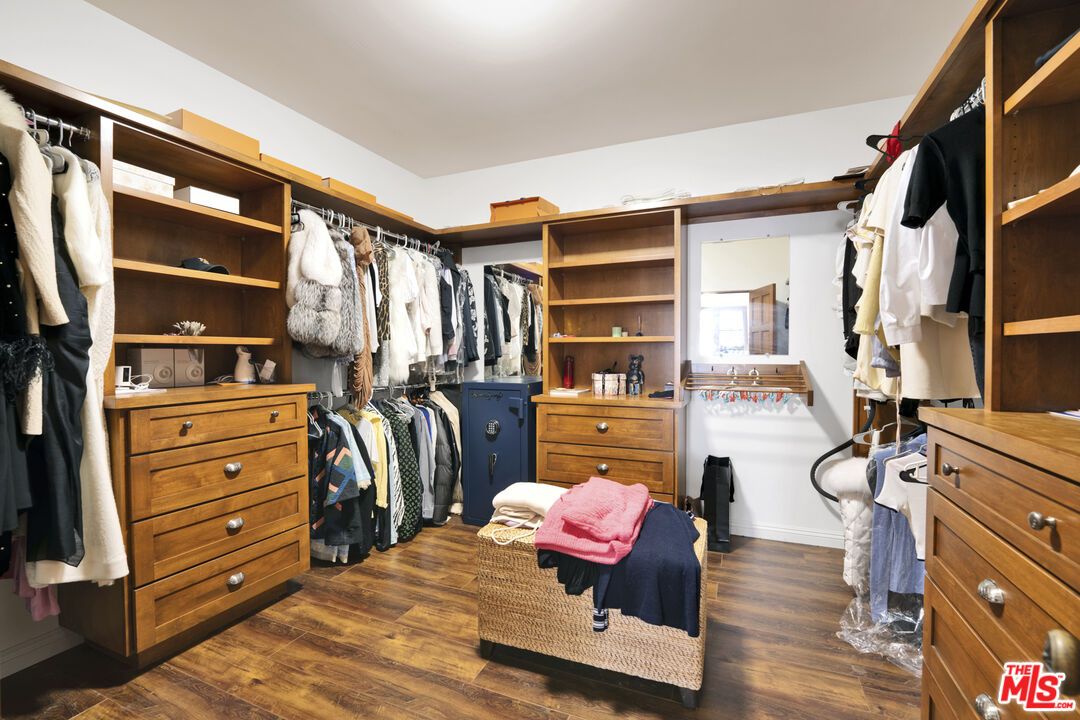 Interior, Walk-in Closets, Wood Texture Flooring