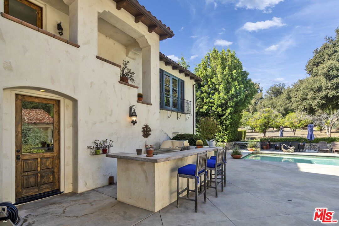 Exterior, Outdoor Kitchen, Pool