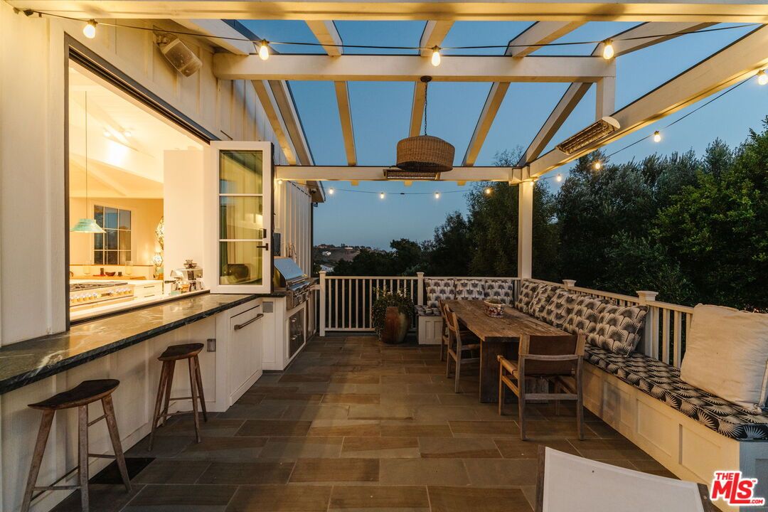Exterior, Outdoor Kitchen