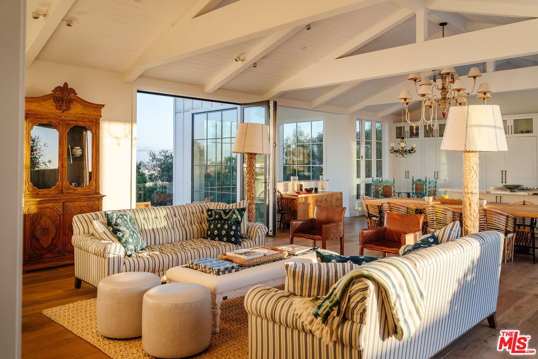 Chandelier, Dining room, Interior, Living room, Wood Texture Flooring