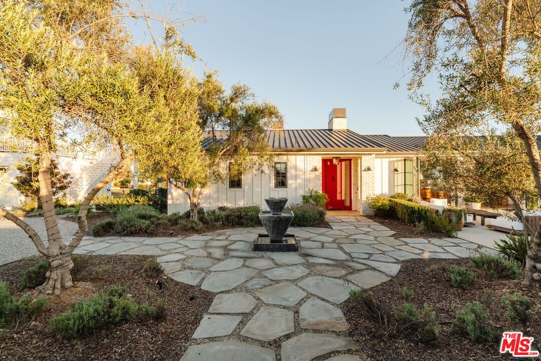 Backyard, Exterior, Facade, Ranch