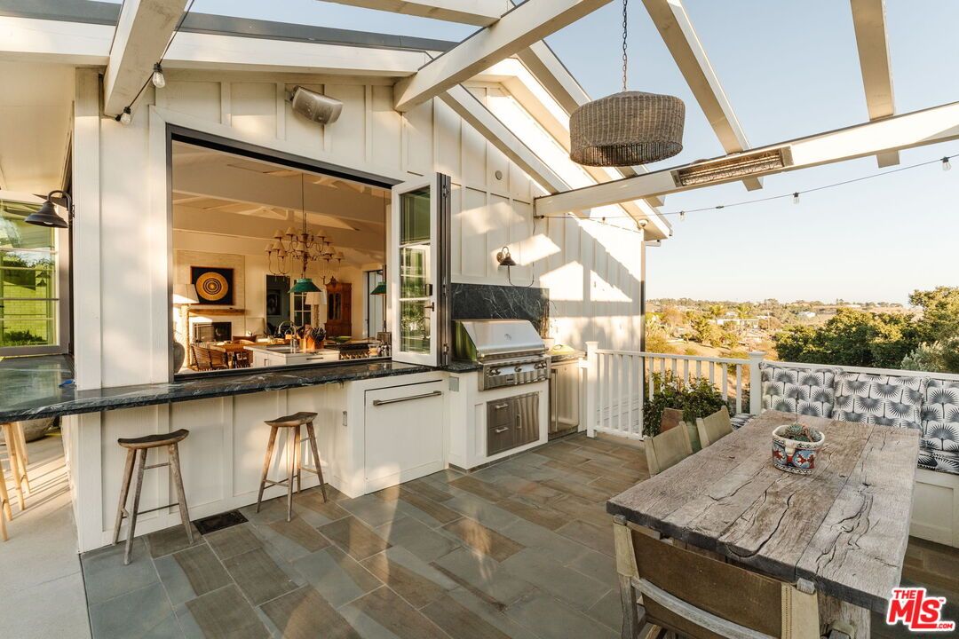 Exterior, Outdoor Kitchen