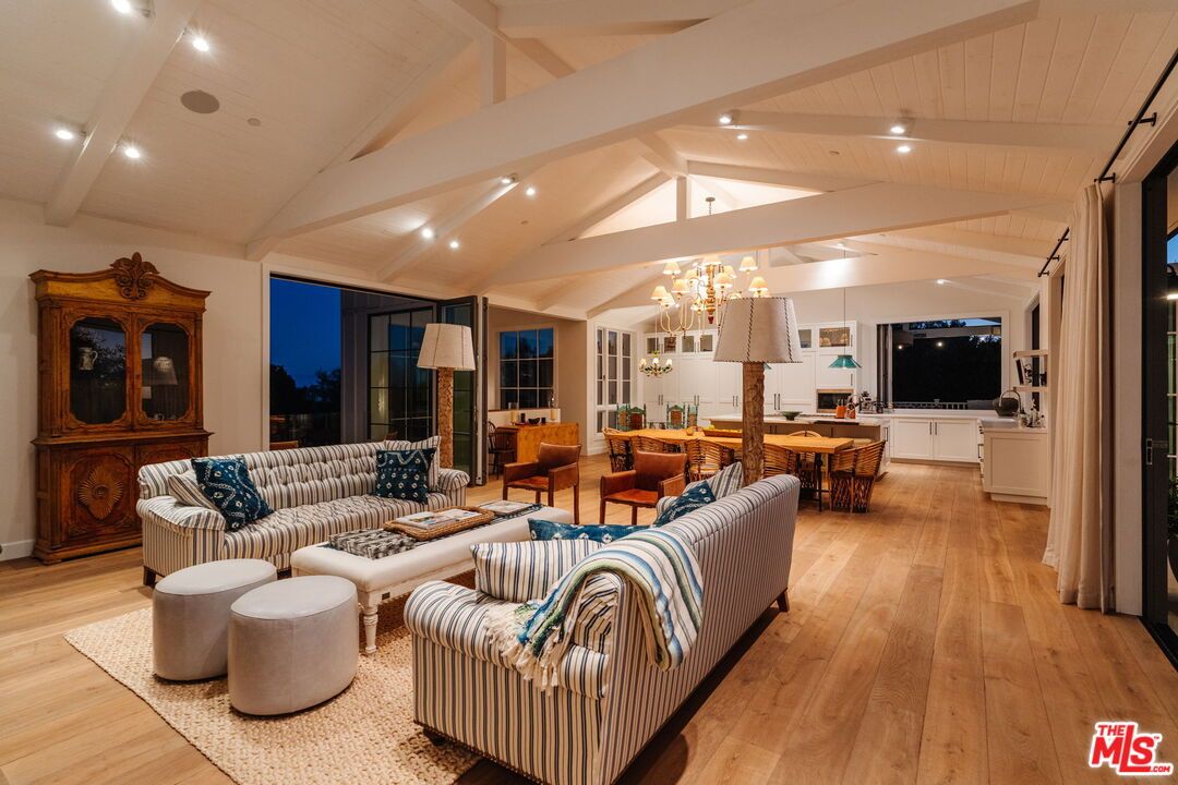 Chandelier, Dining room, Interior, Living room, Recessed Lighting, Wood Texture Flooring