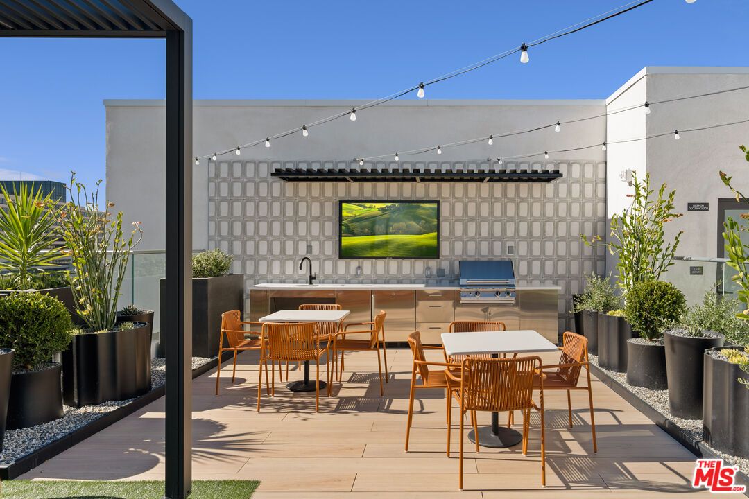 Exterior, Outdoor Kitchen